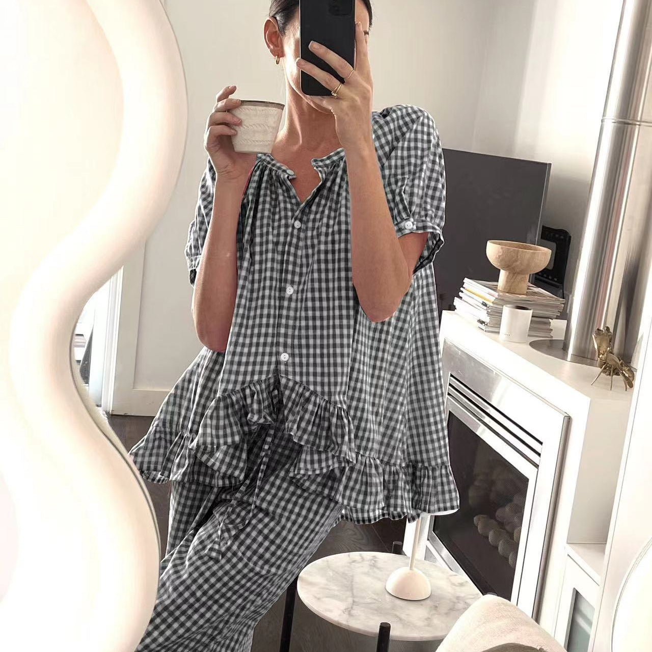 Damesæt med skjorte og bukser – Afslappet pasform – Let stof – Flæsedetaljer