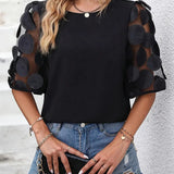 Kortærmet dametop – Afslappet pasform – Flæsede blondeærmer – Afslappet stil