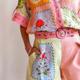 Damesæt med skjorte og shorts – løs pasform – høj talje med bælte – broderet