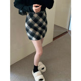 Højtaljet ternet uldnederdel i plus size