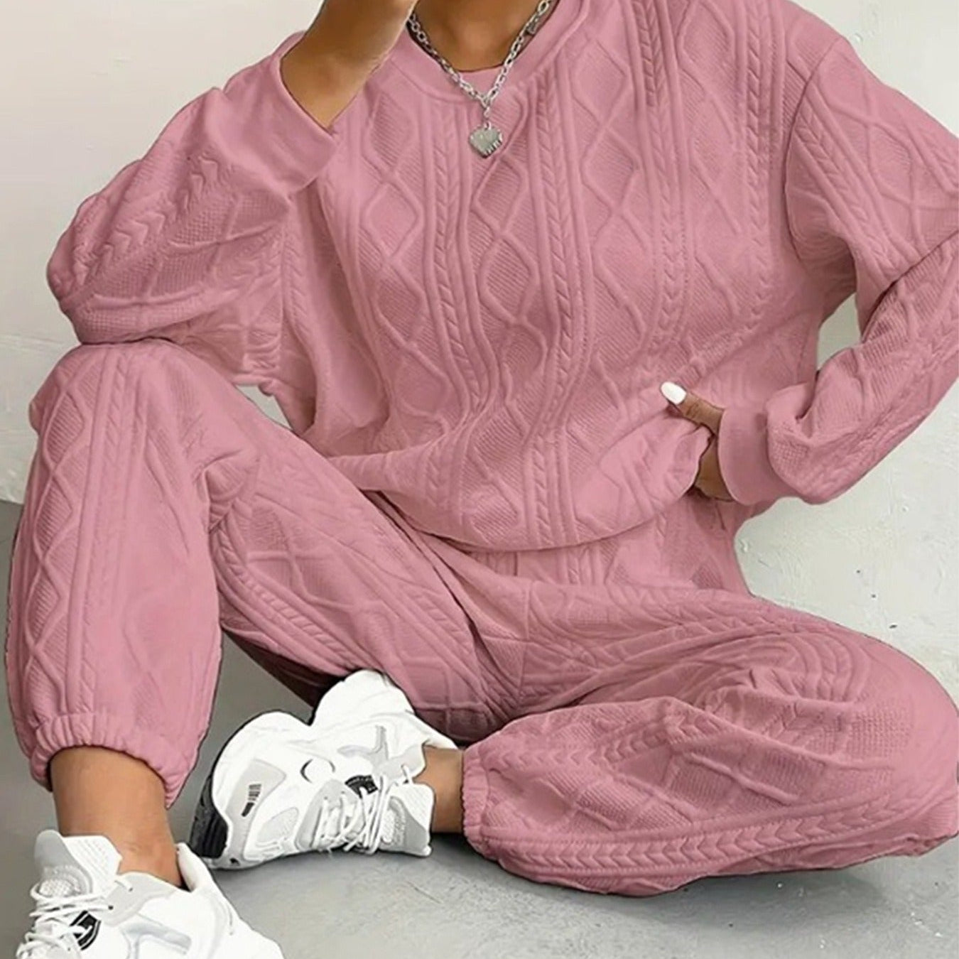 Dame loungewear-sæt – Kabelstrik – Afslappet pasform – Lange ærmer og tætsiddende kant