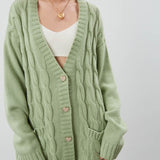 Damecardigan – Oversized pasform – Grov strik – Kabelstrik – Hjerteknapper – Lommer