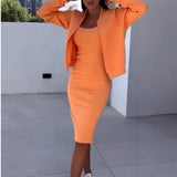 Damesæt: Tætsiddende slipkjole – Oversized jakke med knapper – Midi-længde