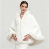 Elegant, overdimensioneret kappe med paneler i kunstpels