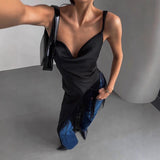 Ærmeløs dametop – Slim fit – Dyb halsudskæring – Satinfinish – Frynsedetalje