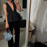 Harem-stil todelt kontorsæt med flæsekant og dyb V-hals