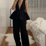 Harem-stil todelt kontorsæt med flæsekant og dyb V-hals