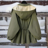 Elegant, overdimensioneret og funktionel tofarvet jakke til kvinder