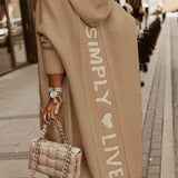 Lang damefrakke – Afslappet pasform – Strikket uld – Hætte – Grafisk ryg