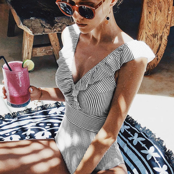 Badedragt til kvinder – Tætsiddende snit – Flæser – Lodrette striber – Åndbart stof