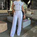 Todelt kontorsæt: vest med kontrasterende revers, lommer og bukser.