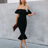 En stilfuld affære: Elegant og charmerende midikjole med flæser