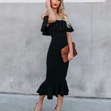 En stilfuld affære: Elegant og charmerende midikjole med flæser