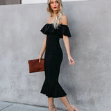 En stilfuld affære: Elegant og charmerende midikjole med flæser