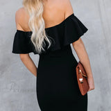 En stilfuld affære: Elegant og charmerende midikjole med flæser