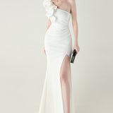 Asymmetrisk satin aftenkjole med flæser og blomster, pyntet med den ene skulder, med flæser og blomster.