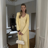 Todelt sæt: blød, åbenstrikket tankkjole og langærmet cardigan