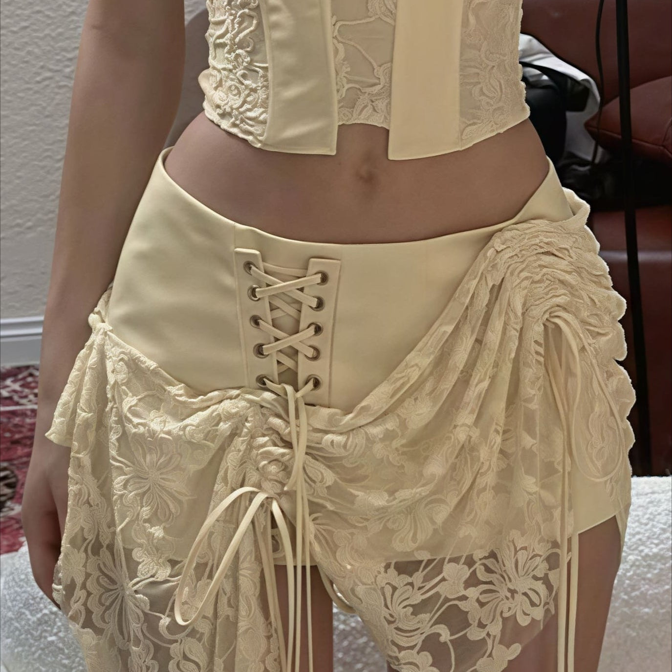 Chic sæt med ensfarvet tubetop og lavtaljet miniskørt