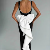 Elegant aftenkjole med sløjfe og tætsiddende snit