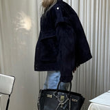 Ruskindsjakke med lommer og brede skuldre