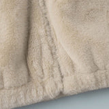 Kort jakke i imiteret pels med opretstående krave