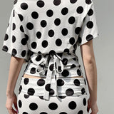 Todelt sæt med top med polkaprikker og flagermusærmer