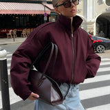 Løstsiddende, ensfarvet jakke med kort, opretstående krave