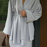 Todelt sæt: grå nederdel med snøredetaljer og ankelkant til kontoret