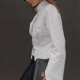 Tætsiddende læderjakke med opretstående krave