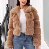 Elegant kort frakke i klassisk kunstpels