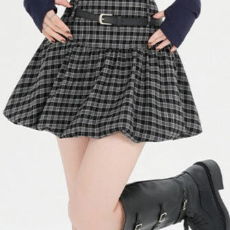 Kort khaki ternet nederdel med pufkant forneden