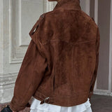 Ruskindsjakke med lommer og brede skuldre