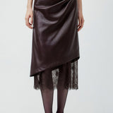 Elegant lædernederdel udsmykket med blonder