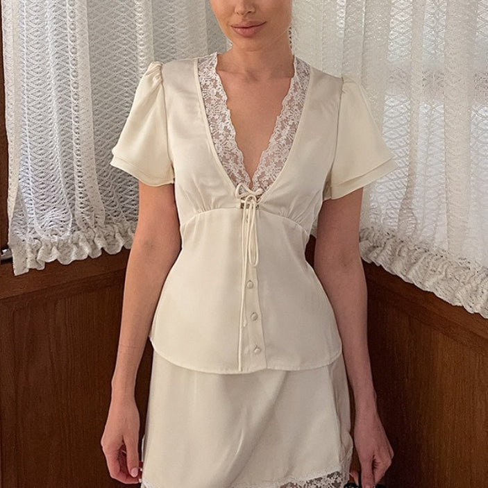 Sæt bestående af nederdel og V-hals i satinblonde med silkeeffekt og bindebælte i taljen