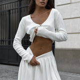 Sexet todelt sæt bestående af en crop top i mesh og en nederdel