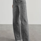 Minimalistiske, ensfarvede jeans med vide, falmede ben