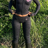 Slim-fit sæt med to dele, V-hals og kontrastfarvet skrift