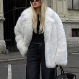 Ensfarvet miljøvenlig frakke i imiteret pels