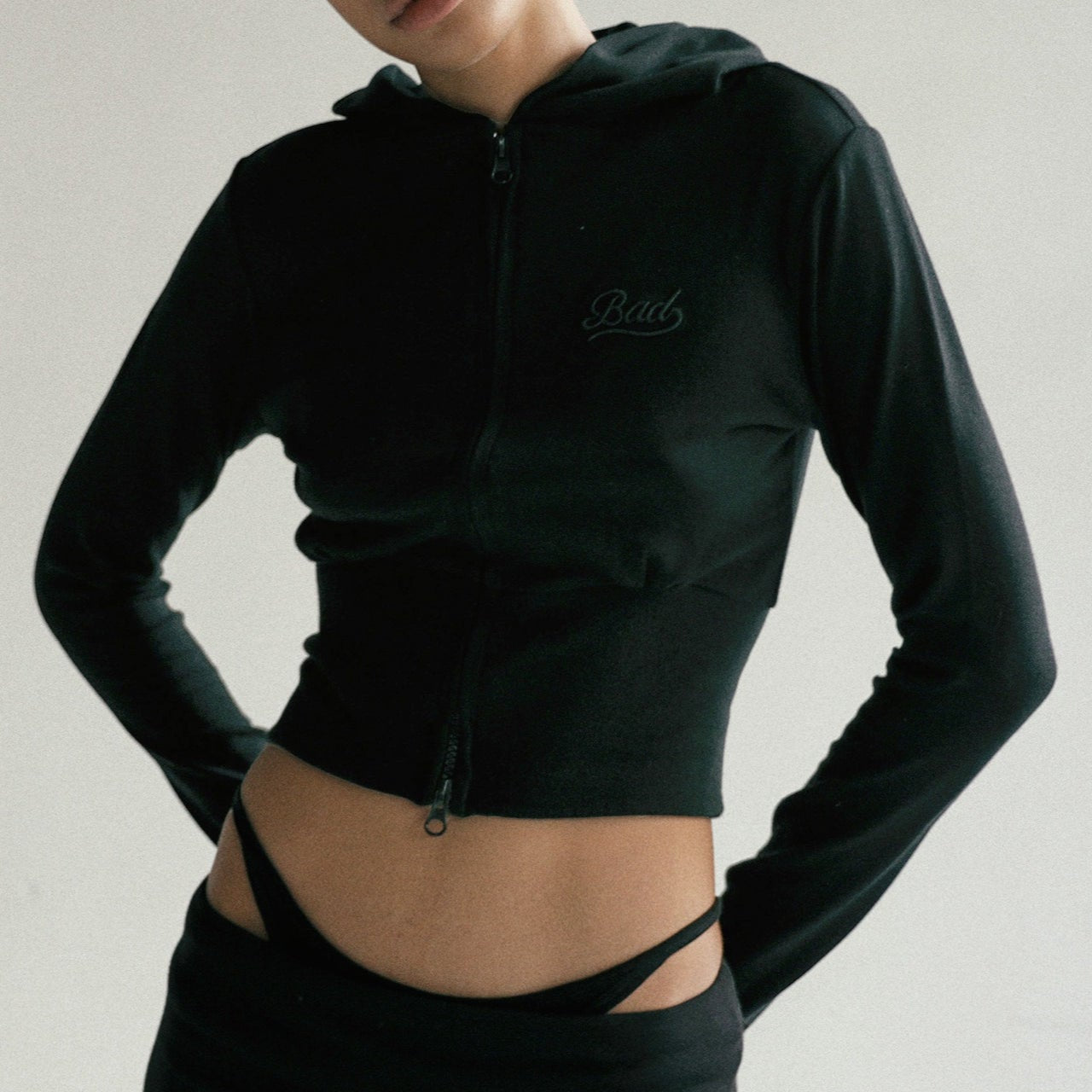 Broderet hættetrøje med lynlås og cropped snit