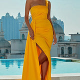 Asymmetrisk aftenkjole med én skulder og slids