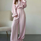 Todelt sæt: lyserøde printede kontorbukser med opsmøg