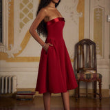 Elegant stropløs aftenkjole i patchwork med lav ryg og tætsiddende talje