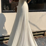 Højtaljet, fyldig nederdel