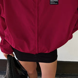 Rød trenchcoat med opretstående krave, løs og afslappet pasform, streetwear-stil