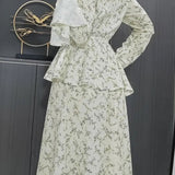 Todelt sæt: langærmet top med tætsiddende talje og lille blomsterprint, midinederdel