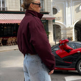 Løstsiddende, ensfarvet jakke med kort, opretstående krave