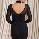 Bodycon minikjole med halterneck, off-shoulder design og lange ærmer