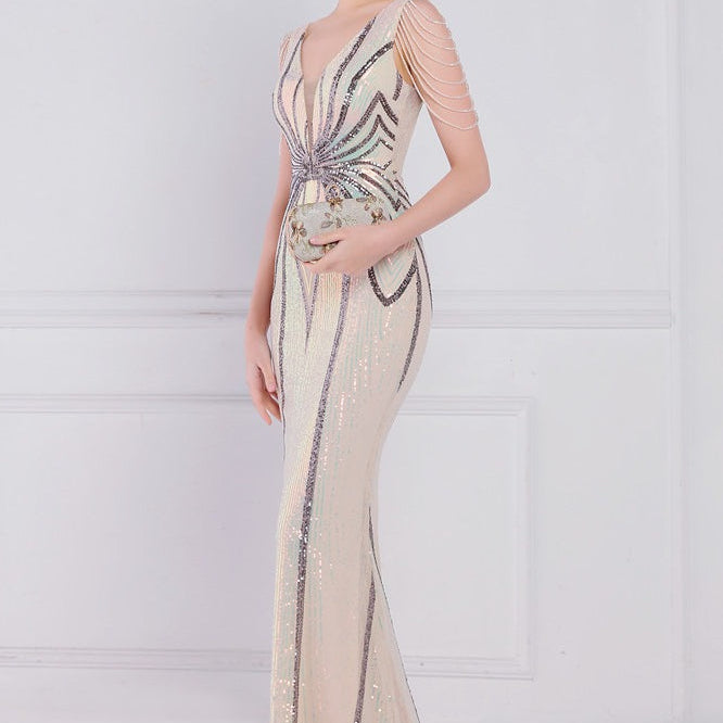 Havfrue-aftenkjole med pailletter og blomsterperler