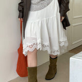 Elegant og trendy asymmetrisk midi-nederdel med blondepaneler