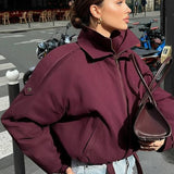 Løstsiddende, ensfarvet jakke med kort, opretstående krave